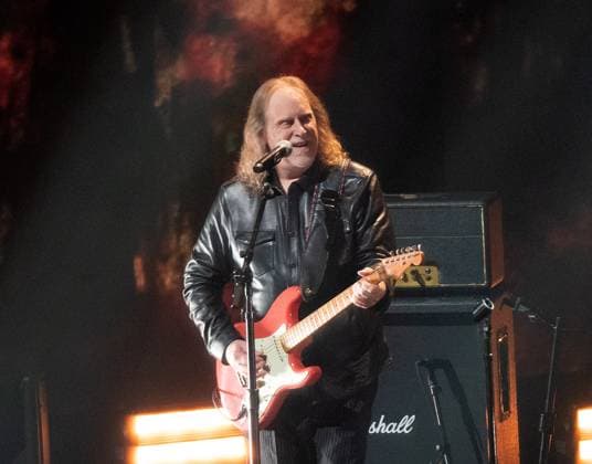 Entertainment Bilder des Tages April 2, 2023, Austin, TX, USA: Warren Haynes performs during the 2023 CMT Music Awards at Moody Center on April 02, 2023 in Austin, Texas. Austin USA - ZUMAs181 20230402_zea_s181_429 Copyright: xAmyxPricex