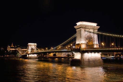 RECORD DATE NOT STATED A beautiful view of the Suspension chain bridge over the Danube river in Budapest, Hungary at night *** einer Schönes Ansicht des der Aufhängung Kette Brücke trueber der Donau Fluß ÊIn Budapest, Ungarn im Nacht 16111187