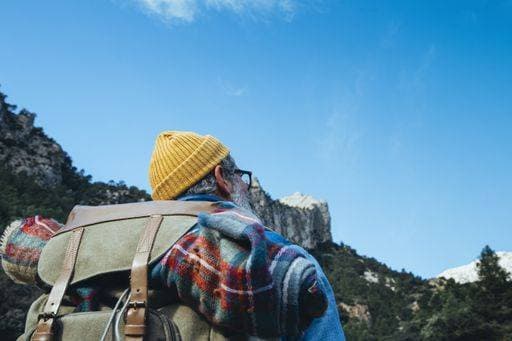 RECORD DATE NOT STATED A man with backpack hiking in the mountains on a warm sunny spring day *** einer Mann mit Rucksack Wandern ÊIn der Gebirge am einer warme sonnig Fruehling Tag 1619283 ,model released, Symbolfoto ,property released