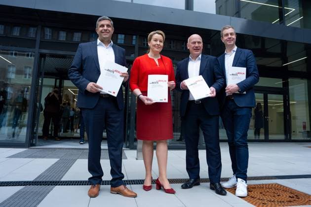 Bilder des Jahres 2023, News 04 April News Themen der Woche KW14 News Bilder des Tages Vorstellung Koalitionsvertrag, Franziska Giffey, Kai Wegner, Raed Saleh, Stefan Evers 3.4.2023 - Vorstellung Koalitionsvertrag von CDU und SPD Berlin - Das Beste für Berlin, Franziska Giffey, Kai Wegner, Raed Saleh, Stefan Evers Berlin Berlin GER *** Presentation coalition agreement, Franziska Giffey, Kai Wegner, Raed Saleh, Stefan Evers 3 4 2023 Presentation coalition agreement of CDU and SPD Berlin The best for Berlin, Franziska Giffey, Kai Wegner, Raed Saleh, Stefan Evers Berlin Berlin GER