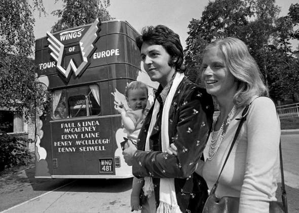 STOCKHOLM 1972-08-08 The musician Paul McCartney with his wife Linda and daughter Stella on his arm has come to Stockholm with his Wings tour to play at Gröna Lund. Here outside the hotel Foresta on Lidingö with the tour bus in the background, a modified London double-decker. STOCKHOLM SWEDEN PER x26x *** STOCKHOLM 1972 08 08 The musician Paul McCartney with his wife Linda and daughter Stella on his arm has come to Stockholm with his Wings tour to play at Gröna Lund Here outside the hotel Foresta on Lidingö with the tour bus in the background, a modified London double decker STOCKHOLM SWEDEN PER x26x,  Copyright: xPerxKagrell EXP TTx PAUL MCCARTNEY STOCKHOLM SOMctYJAho0