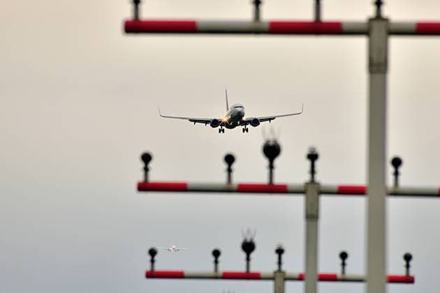 02.04.2023 Luftverkehr am Fraport Landender Jet am Frankfurter Flughafen hinter der Befeuerung der Landebahn Frankfurt am Main Fraport Hessen Deutschland *** 02 04 2023 Air traffic at Fraport Landing jet at Frankfurt Airport behind runway lighting Frankfurt am Main Fraport Hesse Germany