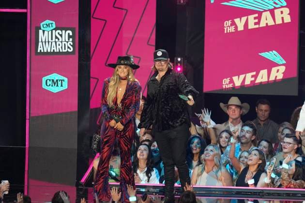 April 2, 2023, Austin, TX, United States: Presenter and singer LAINEY WILSON and HARDY receive an award onstage at the 2023 Country Music Awards (CMT) held for the first time in Austin, Texas on April 2, 2023 at the Moody Center before a sold out crowd. Austin United States - ZUMAd150 20230402_znp_d150_201 Copyright: xBobxDaemmrichx