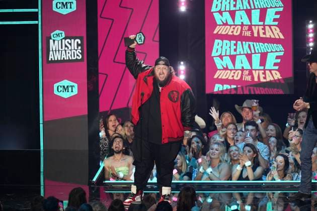 April 2, 2023, Austin, TX, United States: Award winner JELLY ROLL, aka JASON DEFORD accepts an award for Breakthrough Male Video of the Year onstage at the 2023 Country Music Awards (CMT) held for the first time in Austin, Texas on April 2, 2023 at the Moody Center before a sold out crowd. Austin United States - ZUMAd150 20230402_znp_d150_225 Copyright: xBobxDaemmrichx