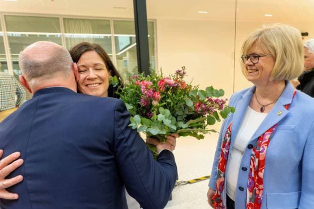 03.04.2023,Berlin,Deutschland,Vorstellung Koalitionsvertrag - Das Beste für Berlin - CDU SPD.Foto: Katharina Günther-Wünsch vom Landesverband der CDU Berlin.Sie begeht heute ihren 40.Geburtstag Kai Wegner gratuliert mit einen Blumenstrauß *** 03 04 2023,Berlin,Germany,Presentation coalition agreement The best for Berlin CDU SPD photo Katharina Günther Wünsch from the regional association of the CDU Berlin She celebrates her 40th birthday today Kai Wegner congratulates with a bouquet of flowers