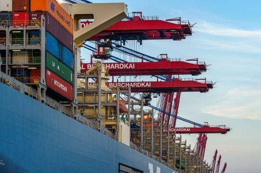 Closeup view to the deck of a big container ship. Also see some cranes loading the ship *** closeupe Ansicht an der deck des einer groß Behälter Schiff auch sehen einige Kräne Beladen der Schiff 1653950
