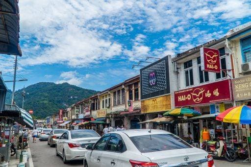 RECORD DATE NOT STATED A road with the traditional houses in George Town, Malaysia *** einer Verkehrsstrasse mit der traditionelle Häuser ÊIn George Town, Malaysien 16585463