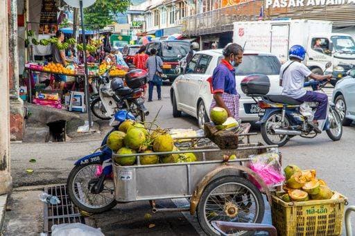 RECORD DATE NOT STATED The people selling fruits in the street with traditional houses in George Town, Malaysia *** der Personen verkaufende Früchte ÊIn der Straße mit traditionelle Häuser ÊIn George Town, Malaysien 16585465