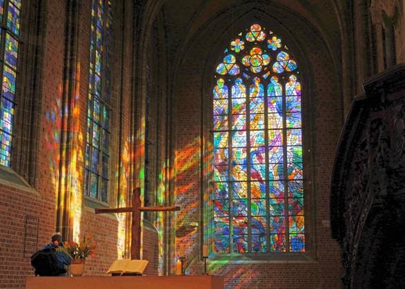 Der Altarraum der evangelischen Kirche Unser Lieben Frauen in Bremen mit Glasfenstern des französischen Malers Alfred Manessier (1911-1993). Die farbigen Scheiben lassen die Kirchenmauern bei Sonnenschein in bunten Farben erstrahlen. An der Stirnseite befindet sich das sogenannte Pfingstfenster. *** The chancel of the Lutheran Church of Our Lady in Bremen with stained glass windows by the French painter Alfred Manessier 1911 1993 The colored panes make the church walls shine in bright colors when the sun shines On the front side is the so-called Pentecost window