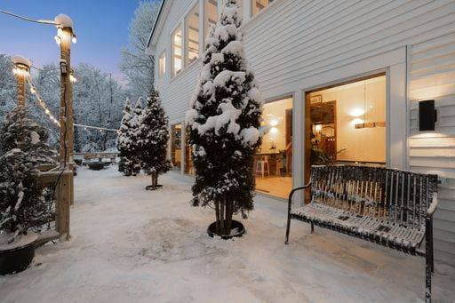 RECORD DATE NOT STATED A closeup of a beautiful white house surrounded by trees on a snowy winter day *** einer closeupe des einer Schönes weiß Haus umgeben indem Bäume am einer Verschneite winterlichen Tag 16809097 ,property released