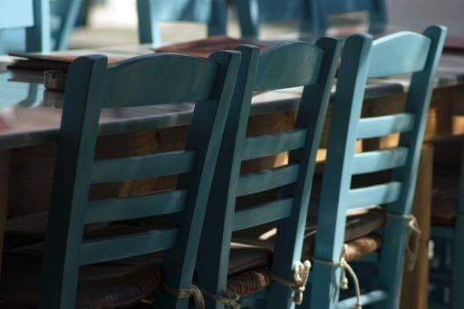 RECORD DATE NOT STATED A selective focus shot of blue chairs next to a table in an old taverna in Folegandros, Greece *** einer selektive Fokus erschossen des Blau Stühle nächsten an einer Tisch ÊIn An&Verkauf Alte taverna ÊIn Folegandros, Griechenland 168111