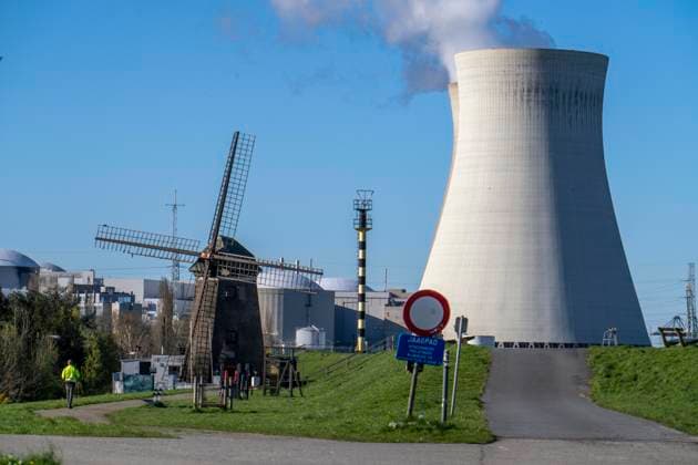 Das Kernkraftwerk Doel, an der Schelde, eines von zwei AKWs in Belgien, besteht aus drei in Betrieb befindlichen Blöcken mit je einem Druckwasserreaktor, sowie einem stillgelegten Block, historische Scheldemolen, Windmühle am Schelde Deich, Antwerpen, Belgien Kernkraftwerk Doel *** The Doel nuclear power plant, on the Scheldt River, one of two nuclear power plants in Belgium, consists of three operating units, each with a pressurized water reactor, and one decommissioned unit, historic Scheldemolen, windmill on Scheldt dike, Antwerp, Belgium Doel nuclear power plant.