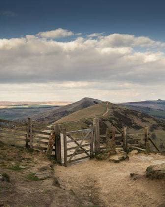RECORD DATE NOT STATED A wooden gate near hills in Peak District National Park in Brushfield, UK *** einer hölzern Tor nahe Hügeln ÊIn Spitzeneinsatz Kreis Nationaler parkähnliche ÊIn Brushfield, VK 171280