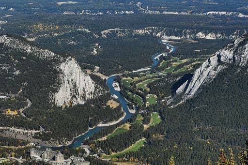 RECORD DATE NOT STATED The aerial view of the Bow River surrounded by green vegetation. Banff National Park, Canada. *** der aerial Ansicht des der Verbeugung Fluß umgeben indem Grün Vegetationen Banff Nationaler Park, Kanada 17493832