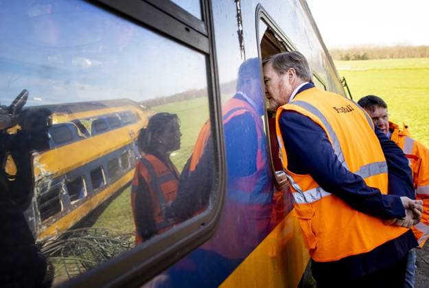 Entertainment Themen der Woche KW14 Entertainment Bilder des Tages Voorschoten - King Willem-Alexander on the spot where two trains collided with a construction crane. One person has died and several people have been injured. ANP POOL ROBIN VAN LONKHUIJSEN netherlands out - belgium out  Copyright: xx x466384704x originalFilename: 466384704.jpg