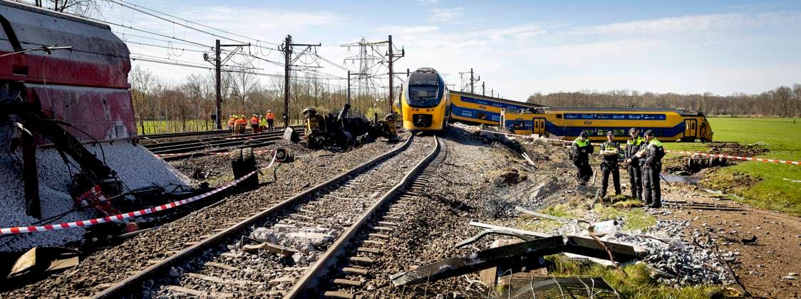 Bilder des Jahres 2023, News 04 April News Themen der Woche KW14 News Bilder des Tages 04-04-2023 Voorschoten King Willem-Alexander visited the area of the train accident which happened around 4:30 this morning with about 50 passengers near Voorschoten. A BAM employee died and 19 (serious) injuries were reported. Both a passenger train and a freight train collided with a BAM construction crane, causing enormous damage. Maintenance work took place on two of the four tracks near Voorschoten last night. Â  Copyright: xPPEx