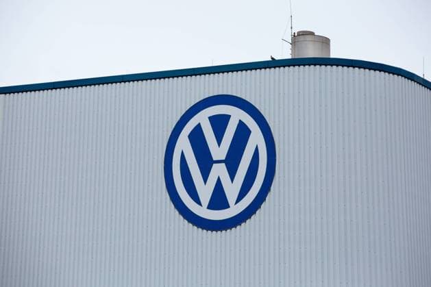 Volkswagenlogo am VW-werk Osnabrück *** Volkswagen logo on VW Work Osnabrück 1083402818