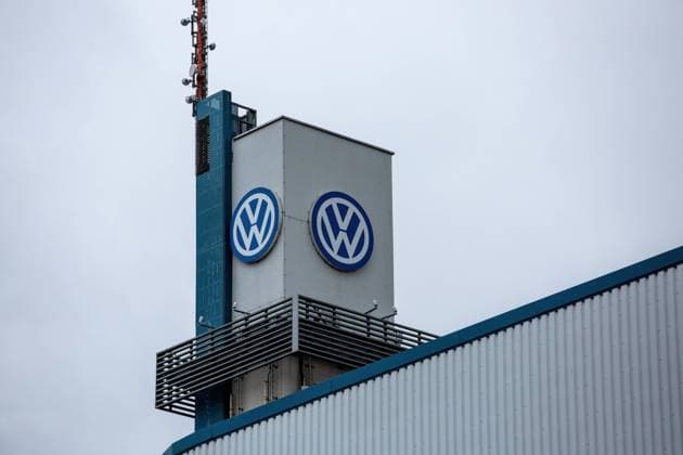 Volkswagenlogo auf dem Turm des Voklswagenwerks in Osnabrück *** Volkswagen logo at the Tower of Volkswagen factory in Osnabrück 1083402821
