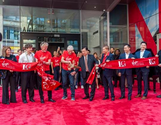 Bilder des Jahres 2023, Entertainment 04 April Entertainment Themen der Woche KW14 News Bilder des Tages Virgin Hotel New York Grand Openng Sir Richard Branson, center, with guests and executives from The Lam Group at the ribbon cutting for the Grand Opening of the Virgin Hotel New York in the NoMad neighborhood on Tuesday, April 4, 2023. Virgin Orbit Holdings, Inc., Branson™s satellite launching business, filed for bankruptcy protection today. (  RichardxB.xLevine