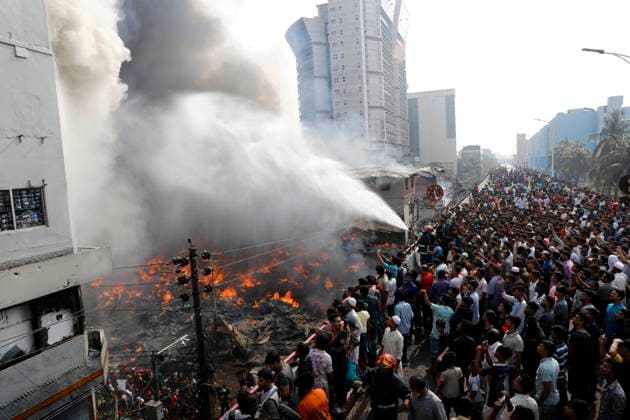 Bilder des Jahres 2023, News 04 April News Themen der Woche KW14 News Bilder des Tages (230404) -- DHAKA, April 4, 2023 -- People gather at the site where a fire broke out at a market in Dhaka, Bangladesh, on April 4, 2023. A fire gutted thousands of shops in a market in a residential neighborhood of the old part of Dhaka on Tuesday morning, destroying goods and property. BANGLADESH-DHAKA-MARKET-FIRE Salim 