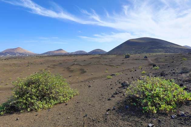 Vulkanlandschaft mit Montana Negra nahe dem Nationalpark Timanfaya, Lanzarote, Kanaren, Spanien, Europa *** Volcanic landscape with Montana Negra near the National Park Timanfaya, lanzarote, canaries, Spain, Europe Copyright: imageBROKER christianxzappel ibxcza08743109.jpg