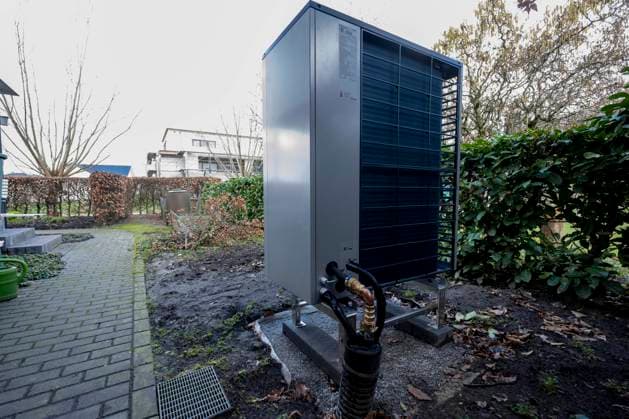 Feature Wärmepumpe Wirtschaft, Energie, Heizung: Eine Wärmepumpe der Marke Viessmann steht im Garten eines Einfamilienhauses. Düsseldorf Nordrhein-Westfalen Deutschland *** Feature Heat pump Economy, Energy, Heating A Viessmann brand heat pump stands in the garden of a single-family home Düsseldorf North Rhine-Westphalia Germany Copyright: xDavidxInderlied Kirchner-Mediax