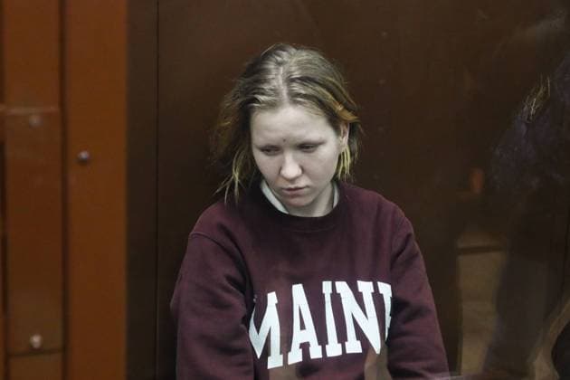 Bilder des Jahres 2023, News 04 April News Themen der Woche KW14 News Bilder des Tages April 04.2023. Russian citizen Daria Trepova, detained on suspicion of involvement in the explosion in the cafe Street Bar and the murder of war correspondent Vladlen Tatarsky (Maxim Fomin), after the election of a preventive measure in the Basmanny court. According to preliminary data of the RF IC, it was Trepova who handed Tatarsky a statuette containing explosives, the power of the explosive device was 200 g in TNT equivalent. As a result of the explosion in a cafe in St. Petersburg, 40 people were injured, including three teenagers, the press service of the Ministry of Health of Russia reported Ð¡ÐµÑÄÐ³ÐµÐ¹xÐüÐµÑ‚ÑÄÐ¾Ð²