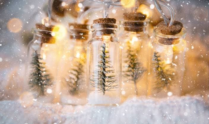 Fairy lights in a jar with a Christmas tree and snow close-up on a warm cozy mood with golden garland. Christmas and New Year, festive decor, copy space. Christmas background Fairy lights in a jar with a Christmas tree and snow close-up on a warm cozy mood with golden garland. Christmas and New Year, festive decor, copy space. Christmas background Copyright: xZoonar.com OLGAxSIMONOVAx 19448384