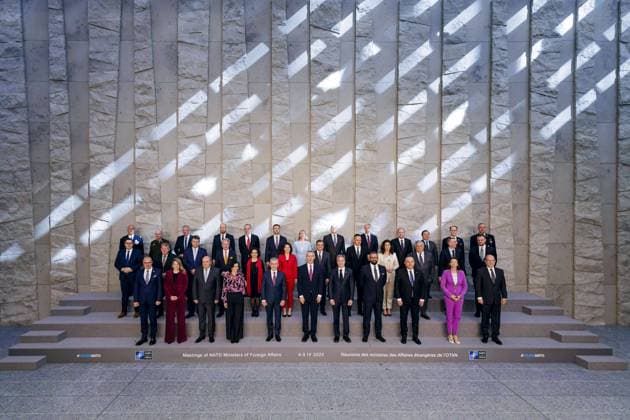 Bilder des Jahres 2023, News 04 April News Themen der Woche KW14 News Bilder des Tages Annalena Baerbock (Buendnis 90 Die Gruenen), Bundesaussenministerin, aufgenommen im Rahmen eines Familienfotos am Rande einer Sitzung der NATO Aussenministerinnen und Aussenminister. Bruessel, 05.04.2023 Bruessel Belgien *** Annalena Baerbock Buendnis 90 Die Gruenen , German Foreign Minister, taken during a family photo on the sidelines of a meeting of NATO Foreign Ministers Brussels, 05 04 2023 Brussels Belgium Copyright: xThomasxTrutschelx