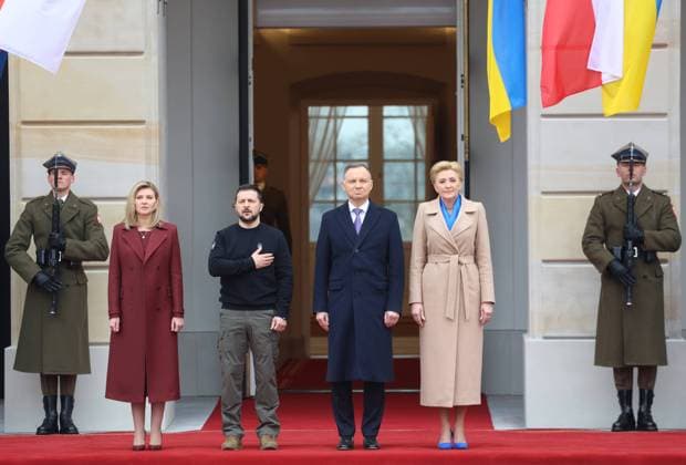 Bilder des Jahres 2023, News 04 April News Themen der Woche KW14 News Bilder des Tages Volodymyr Zelensky visits Poland Photo: Piotr Molecki East News Polish president Andrzej Duda and his wife Agata Kornhauser-Duda welcome the president of Ukraine Volodymyr Zelensky and Ukrainian first lady Olena Zelenska at the courtyard of the Presidential Palace on April 5, 2023 in Warsaw, Poland. Zelensky s trip to Poland is his first official international visit since the start of Russian aggression on Ukraine. EN_01560199_0056 