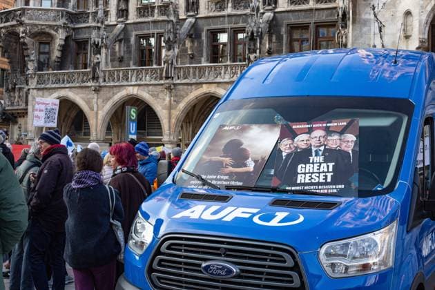 News Themen der Woche KW14 News Bilder des Tages Pro-russische Friedensdemo in München AUF1 Plakate The Great Reset: George Soros, Anthony Fauci, Klaus Schwab, Bill Gates, Henry Kissinger. Etwa 425 Menschen versammelten sich am 5.4.23 in München, um gegen alle Waffenlieferungen an die Ukraine und eine Absetzung der Bundesregierung zu demonstrieren und die russische Sicht auf den Krieg zu propagieren. Unter ihnen waren Verschwörungsideolog*innen, Covid-Leugner*innen, Reichsbürger*innen und Putinist*innen. --- AUF 1 placards: The Great Reset: George Soros, Anthony Fauci, Klaus Schwab, Bill Gates, Henry Kissinger. About 425 of people gathered in Munich, Germany on April 5, 2023, to demonstrate against all arms deliveries and a removal of the German government and to propagete the rus Copyright: xMichaelxLucanx