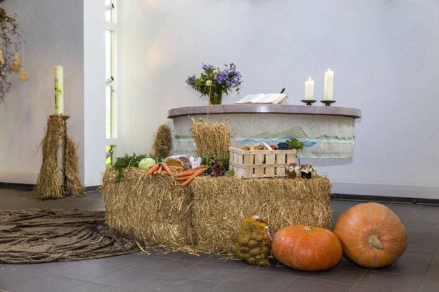  Dekoration für Erntedankfest, Kirche, Kiel, Deutschland, Europa *** Decoration for Thanksgiving, Church, keel, Germany, Europe Copyright: imageBROKER/alimdix/xJanaxFernow ibxrnw09162783.jpg