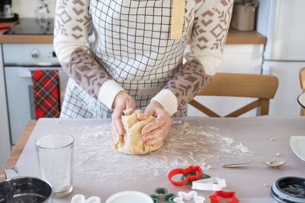 Hands knead thick dough on the kitchen table, decorated with festive decorations for Christmas and New year. Baking at home, aroma and comfort. Close-up Hands knead thick dough on the kitchen table, decorated with festive decorations for Christmas and New year. Baking at home, aroma and comfort. Close-up ,model released, Symbolfoto Copyright: xZoonar.com OlgaxSimonovax 19617118 ,model released, Symbolfoto ,property released