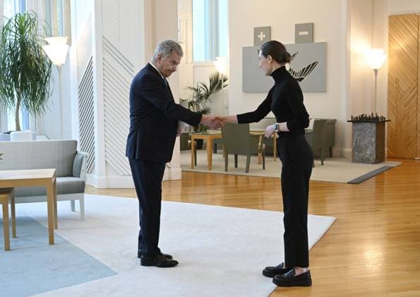 Bilder des Jahres 2023, News 04 April News Themen der Woche KW14 News Bilder des Tages SDP party chair, Prime Minister Sanna Marin submits letter of resignation on behalf of her cabinet to President of the Republic of Finland Sauli Niinistö (L) in Mäntyniemi, Helsinki, Finland on April 6, 2023. Cabinet of PM Marin will continue to work in caretaker capacity until the new government takes over. Helsinki Finland  Copyright: xMarkkuxUlanderx LKFTJ20230406103201BGYK