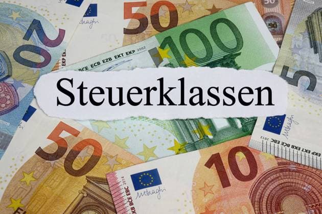Geldscheine und Steuerklassen Geldscheine und Steuerklassen, 06.04.2023, Borkwalde, Brandenburg, Auf Geldscheinen liegt das Wort Steuerklassen. *** Banknotes and tax brackets Banknotes and tax brackets, 06 04 2023, Borkwalde, Brandenburg, On banknotes lies the word tax brackets