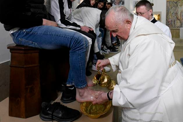 News Themen der Woche KW14 News Bilder des Tages Italy, Rome, , 2023 4 6. Pope Francis during foot washing at Casal del Marmo Juvenile Detention Home in Rome.Photograph by Vatican Media Catholic Press Photo . RESTRICTED TO EDITORIAL USE - NO MARKETING - NO ADVERTISING CAMPAIGNS.  Copyright: xVaticanxMediai cppx xipa-agency.x xVaticanxMediax IPA_IPA37169923