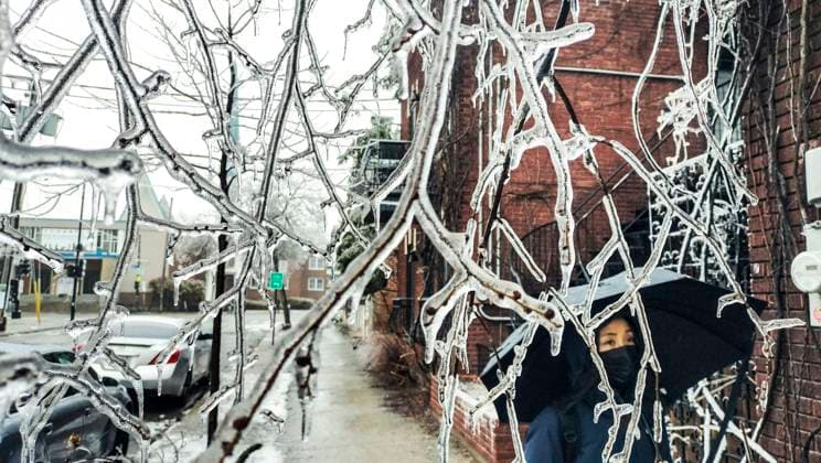 April 6, 2023, Montreal, Quebec, Canada: Heavy ice storms hit Ontario and Quebec. Thousands are left without power. Hydro-Quo bec says 400,000 households will not get their power back before Saturday. Montreal set to open warming centres as of tonight. Montreal Canada - ZUMAs278 20230406_zip_s278_004 Copyright: xSerkanxSenturkx