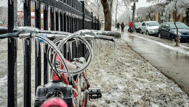April 6, 2023, Montreal, Quebec, Canada: Heavy ice storms hit Ontario and Quebec. Thousands are left without power. Hydro-Quo bec says 400,000 households will not get their power back before Saturday. Montreal set to open warming centres as of tonight. Montreal Canada - ZUMAs278 20230406_zip_s278_010 Copyright: xSerkanxSenturkx