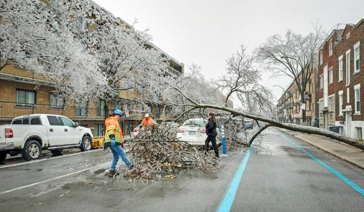 April 6, 2023, Montreal, Quebec, Canada: Heavy ice storms hit Ontario and Quebec. Thousands are left without power. Hydro-Quo bec says 400,000 households will not get their power back before Saturday. Montreal set to open warming centres as of tonight. Montreal Canada - ZUMAs278 20230406_zip_s278_012 Copyright: xSerkanxSenturkx
