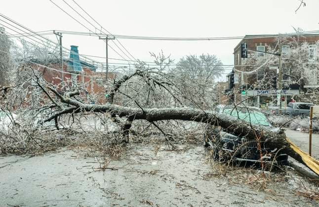 April 6, 2023, Montreal, Quebec, Canada: Heavy ice storms hit Ontario and Quebec. Thousands are left without power. Hydro-Quo bec says 400,000 households will not get their power back before Saturday. Montreal set to open warming centres as of tonight. Montreal Canada - ZUMAs278 20230406_zip_s278_013 Copyright: xSerkanxSenturkx