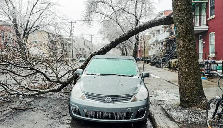 April 6, 2023, Montreal, Quebec, Canada: Heavy ice storms hit Ontario and Quebec. Thousands are left without power. Hydro-Quo bec says 400,000 households will not get their power back before Saturday. Montreal set to open warming centres as of tonight. Montreal Canada - ZUMAs278 20230406_zip_s278_015 Copyright: xSerkanxSenturkx