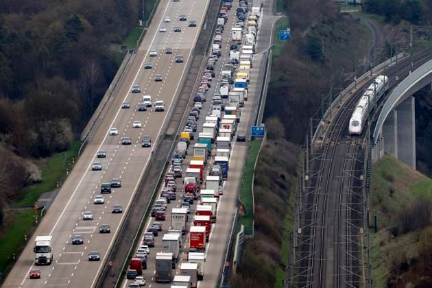 Stau zu Ostern auf der Bundesautobahn A3 in Richtung Frankfurt neben der ICE Hochgeschwindigkeitstrasse auf der Hallerbachtalbrücke, auf der ICE pendeln. Zwischen der mittleren und der linken Spur haben die Fahrzeuge eine Rettungsgasse gebildet. Der Ausbau der ICE-Flotte sorgt laut Deutscher Bahn auch an Ostern deutschlandweit für ausreichende Kapazität. (Themenbild, Symbolbild) Neustadt (Wied), 06.04.2023 Rheinland-Pfalz Deutschland *** Traffic jam at Easter on the federal freeway A3 in the direction of Frankfurt next to the ICE high-speed road on the Hallerbachtal bridge, on which ICE commute Between the middle and the left lane, the vehicles have formed an emergency lane The expansion of the ICE fleet ensures sufficient capacity throu Copyright: xChristophxHardtx