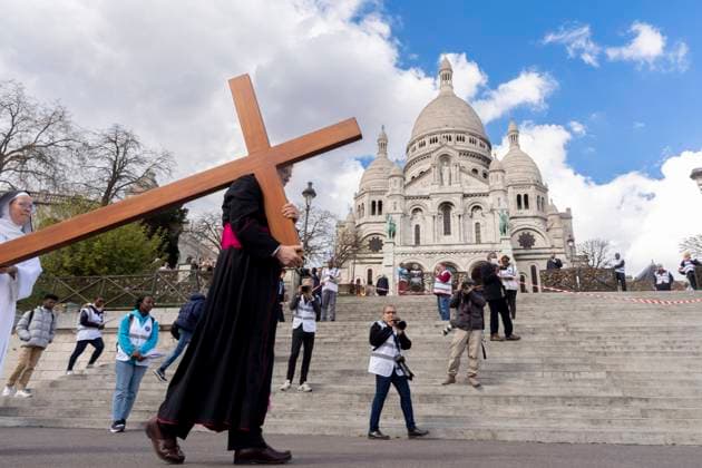 Paris, France April 7, 2023 - Stations of the cross ceremony as part of the Good Friday celebration at the Basilica of the Sacred Heart. Good Friday is celebrated by Catholics around the world. It precedes the feast of Easter, and marks the crucifixion of Jesus - Archbishop Ulrich of Paris RELIGION, VENDREDI SAINT, CHEMIN DE CROIX, CEREMONIE, BASILIQUE DU SACRE COEUR, CEREMONIE, PAQUES, FETE RELIGIEUSE, CHRETIENS CHRISTIANISME, CRUCIFIXION DE JESUS, TRADITION, RECUEILLEMENT, PRATIQUANTS, FOI, CROYANTS, SPIRITUEL, JESUS, ARCHEVEQUE  Copyright: xVincentxIsorex