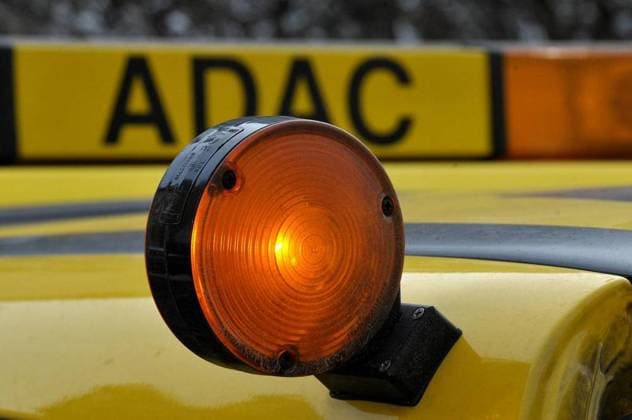 <p>ADAC - Pannenhilfe in der kalten Jahreszeit. Fred Gutmann (49) aus Castrop Rauxel ist seit 20 Jahren als Gelber Engel für den ADAC auf den Straßen in NRW unterwegs. Hier nach einem Einsatz am Donnerstag, 07.01.2010 in Recklinghausen, auf dem Graben. Deutschland NRW Recklinghausen Copyright: VONxSTAEGMANN,xLutz