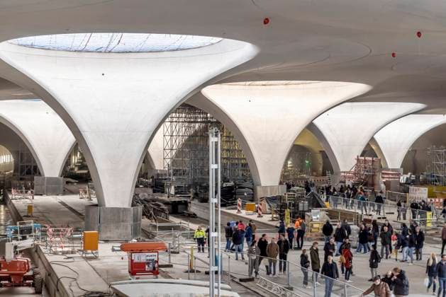 News Themen der Woche KW14 News Bilder des Tages Tage der offenen Baustelle am neuen Hauptbahnhof. Das Milliardenprojekt Stuttgart 21 weckt großes Interesse, 26000 Interessierte besuchten am ersten Tag die Baustelle. Die Eröffnung des neuen Durchgangsbahnhofs ist für Dezember 2025 geplant. 08.04.2023: Stuttgart, Baden-Württemberg, Deutschland, Europa *** Construction site open days at the new main station The billion euro project Stuttgart 21 arouses great interest, 26000 interested people visited the construction site on the first day The opening of the new through station is planned for December 2025 08 04 2023 Stuttgart, Baden Württemberg, Germany, Europe