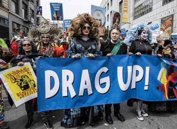Bilder des Jahres 2023, News 04 April News Themen der Woche KW14 News Bilder des Tages Participants march tfrom City Hall to Union Square in support tof the drag and transsgender communities in San Francisco, on Saturday, April 8, 2023. Anti-trans and anti-drag hysteria has been whipped up around the country in the name of protecting children.  SXP2023040829 TERRYxSCHMITT