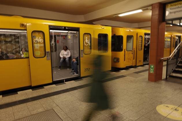 berliner u-bahn-hof mit einfahrendem zug berliner u-bahn-hof mit einfahrendem zug *** berlin metro station with arriving train berlin metro station with arriving train