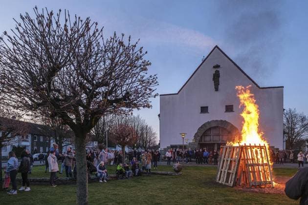 News Themen der Woche KW14 News Bilder des Tages RECORD DATE NOT STATED Osterfeuer in Gladbeck *** NUR FÜR REDAKTIONELLE ZWECKE *** EDITORIAL USE ONLY ***<p>Osterfeuer des Vereins der Christus-König-Kirche Schultendorf am Sonntag, 09. April 2023 an der Schultenstraße 42 in Gladbeck.¨ Deutschland NRW Gladbeck Copyright: ChristophxWojtyczka *** Easter bonfire in Gladbeck FOR EDITORIAL PURPOSES ONLY EDITORIAL USE ONLY p Easter bonfire of the association of Christus König Kirche Schultendorf on Sunday, 09 April 2023 at Schultenstraße 42 in Gladbeck ¨ Germany NRW Gladbeck Copyright ChristophxWojtyczka Copyright: ChristophxWojtyczka doc7ppdy0wrdvlmwc2pjz4 ,EDITORIAL USE ONLY