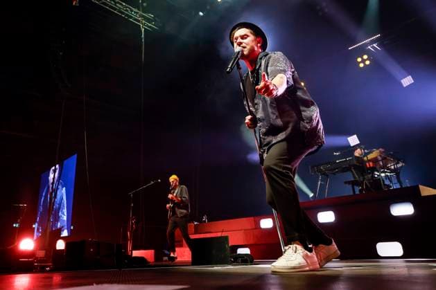 Entertainment Themen der Woche KW14 Entertainment Bilder des Tages Johannes Oerding live bei einem Konzert seiner Plan A -Tour in der Messehalle. Erfurt, 09.04.2023 *** Johannes Oerding live at a concert of his Plan A Tour at the Messehalle Erfurt, 09 04 2023 Foto:xM.xKremerx xFuturexImage