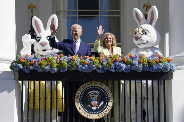 Bilder des Jahres 2023, News 04 April News Themen der Woche KW15 News Bilder des Tages U.S. President Joe Biden and First lady Jill Biden wave to guests at the Easter Egg Roll, a tradition dating back to 1878, on the South Lawn of the White House in Washington, DC on Monday, April 10, 2023.  WAX20230410201 YurixGripas